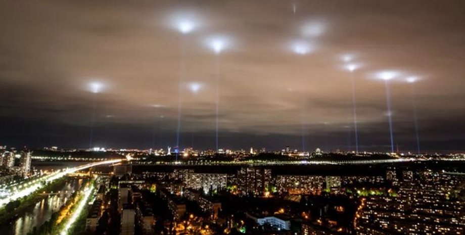Огни в небе, случай наблюдения НЛО, столица НЛО, люди заметили огни в небе, НЛО в ночном небе, крупный город, инопланетяне