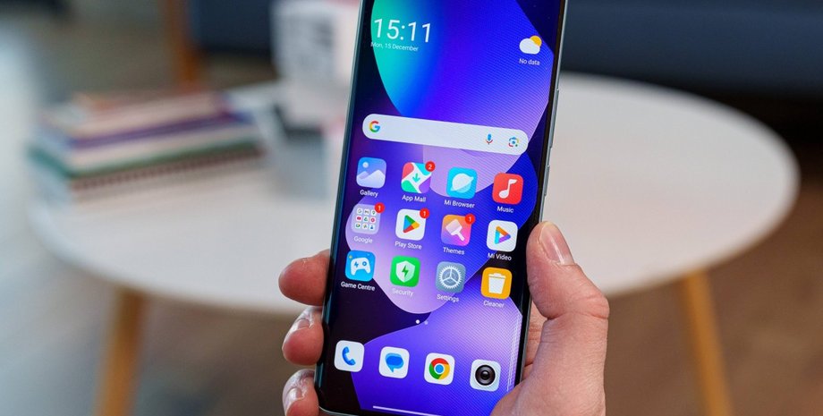 Xiaomi Redmi Note 15 5G смартфон у руці android