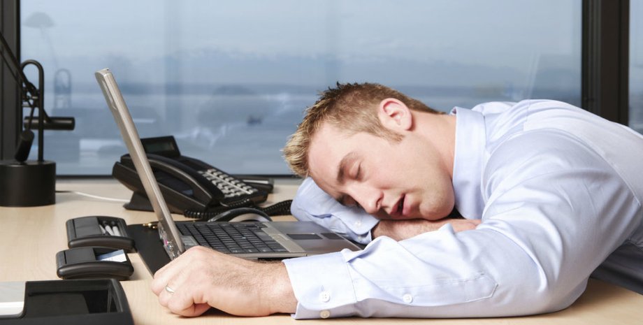 Удаленная работа, удаленка, отдых, отдых во время работы, лучшая работа, легкая работа, сотрудник компании, работа из дома, обед, долгий обед, соцсети