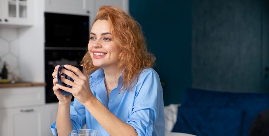 девушка пьет кофе девушка завтракает