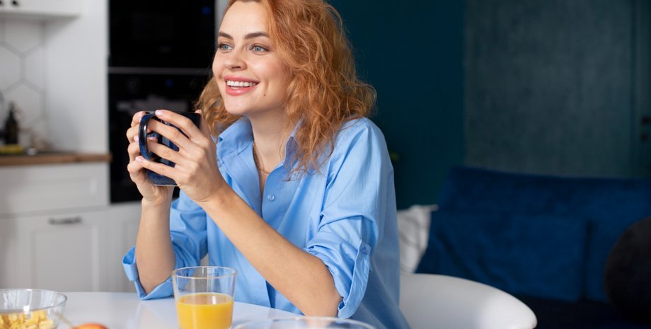 Дівчина тримає чашку в руках