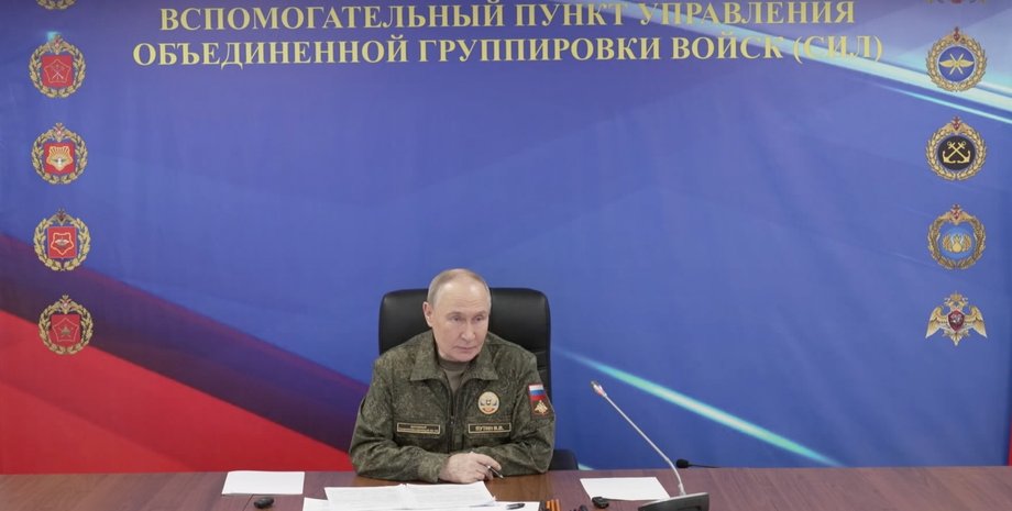 Путін за столом у пункті управління ОГВ