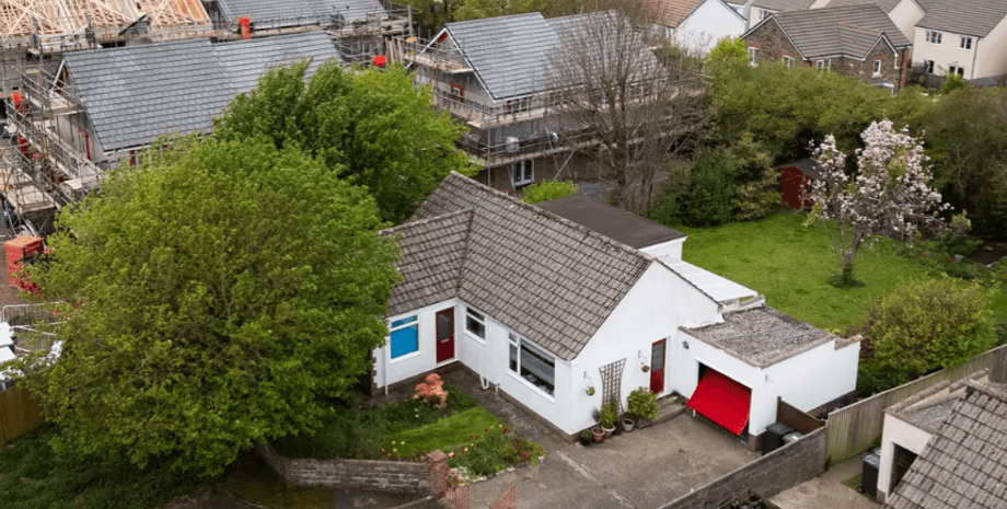 Стройка возле дома, пенсионеры вернулись из отпуска, жилой комплекс, 129 домов, стройка, жалоба на застройку, потеря приватности, строительный шум, новые дома рядом, стройка без уведомления, дом, бунгало, современный дом