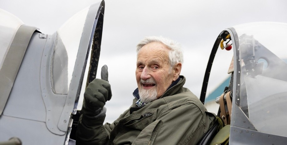 102-річний колишній пілот ВПС Великобританії, пілот, ветеран, колишній командир, ескадрилья, військовий літак, Spitfire, здійснив політ