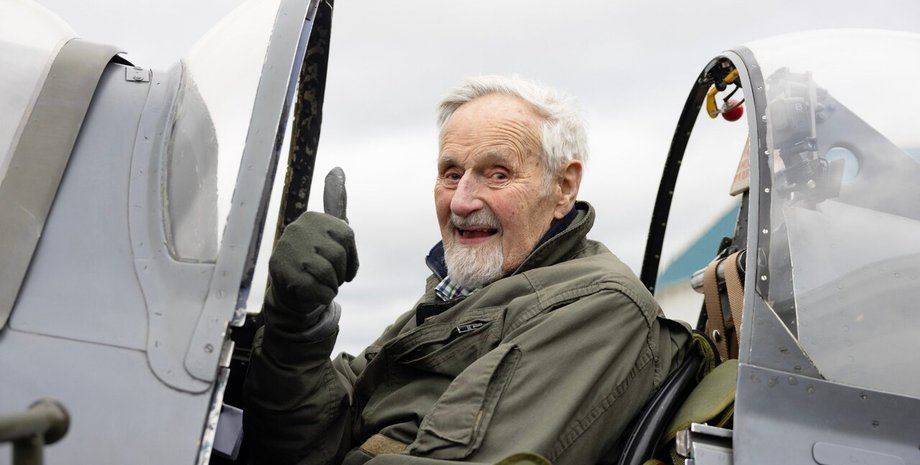 102-летний бывший пилот ВВС Великобритании, пилот, ветеран, бывший командир, эскадрилья, военный самолет, Spitfire, совершил полет