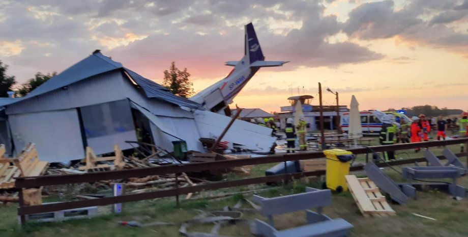 Польща, літак, будівля, авіакатастрофа, фото