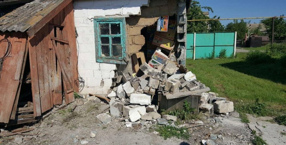 Последствия обстрела боевиками мирной Николаевки / Фото: facebook.com/ato.news