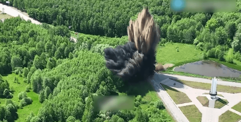 взрыв, монумент, три сестры