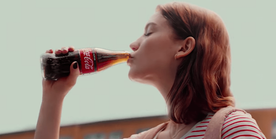 Дівчина п'є Coca Cola, газований напій, як правильно наливати газовану воду, Coca Cola,