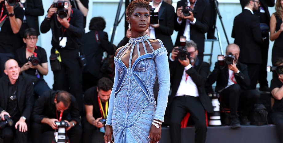 венецианский кинофестиваль, красная дорожка, джоди тернер смит, джинсовое платье