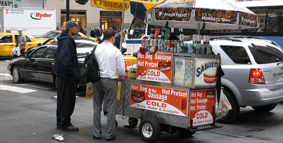 Уличная еда, уличные торговцы, продают еду из канализации, хранят продукты в канализации, нелегальные рынки на улице, антисанитария