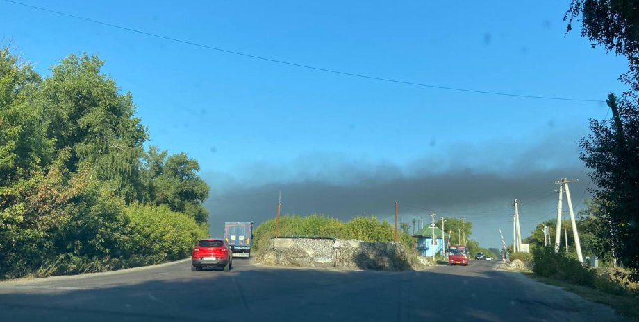 Debido al ataque hostil en algunos vecindarios de la ciudad, hay un humo de aire...