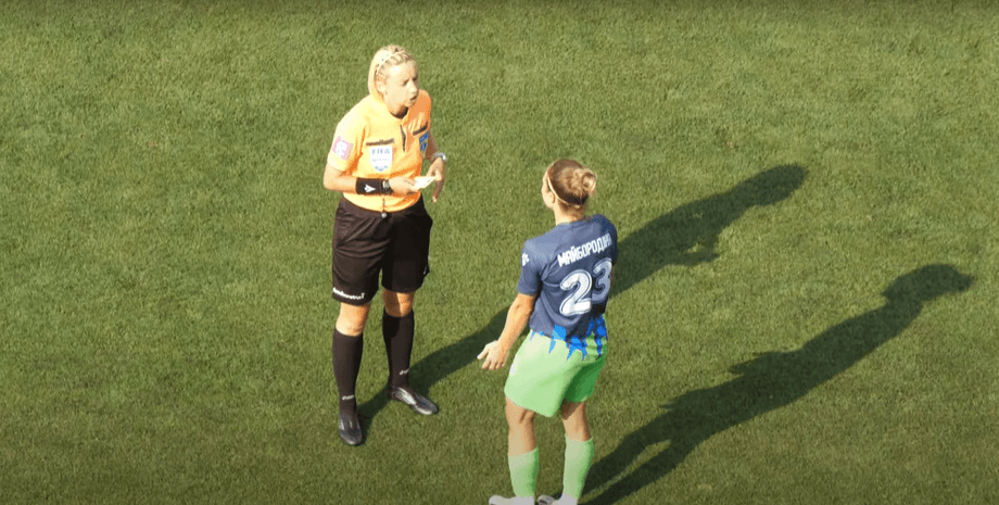 Футболистке за русскую речь выдали желтую карточку