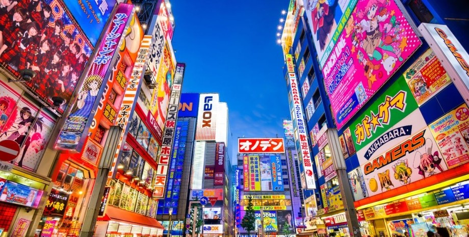 Улица в Токио, Токио, столица Японии, неоновые вывески, вывески магазинов, главная улица, туристы, путешествия
