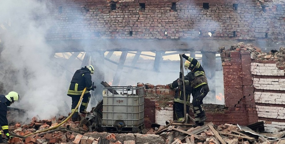 Спасатели в Харьковской области / архивное фото Сотрудники ГСЧС под Харьковом