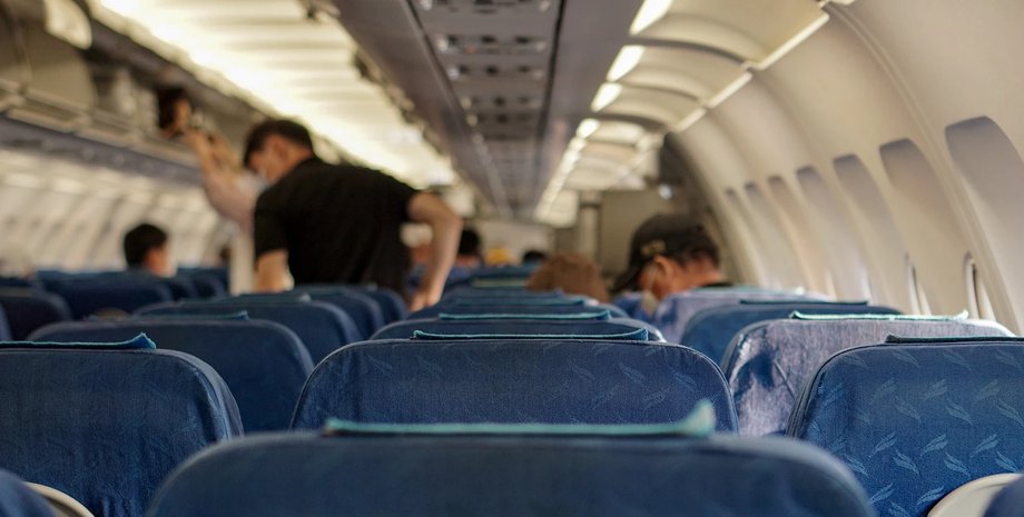 Салон літака з пасажирами