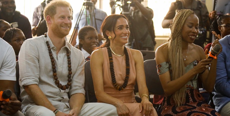 меган маркл у нігерії, принц гаррі та меган маркл, поїздка в нігерію, герцоги сассекські, сувеніри, подарунки