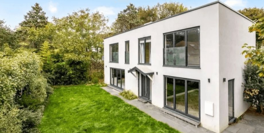 Розкішний будинок за 1,2 млн фунтів, який можуть знести за рішенням суду Сучасний будинок у Великій Британії, побудований із порушеннями містобудівних норм