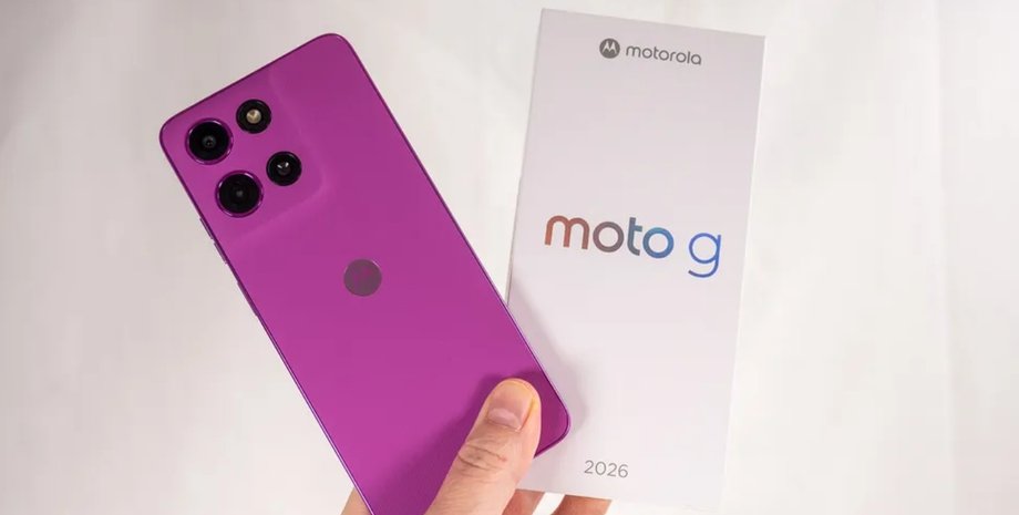 Смартфон Moto G 2026 у руках із коробкою