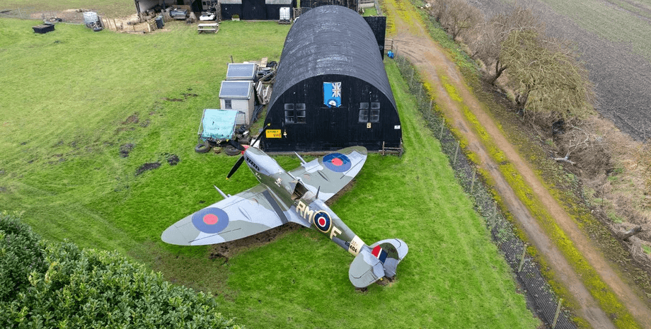 Чоловік розмістив літак у своєму саду, військовий літак, літак часів Другої світової війни, літак у саду, шокував сусідів