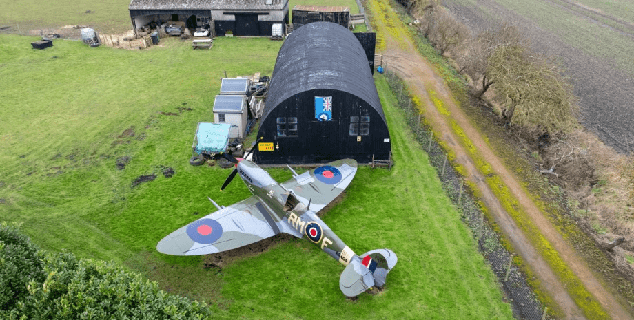 Мужчина разместил самолет в своем саду Мужчина разместил самолет в своем саду, военный самолет, самолет времен Второй мировой войны, самолет в саду, шокировал соседей