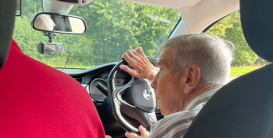 Пенсіонер, Авто, Автомобіль, Водіння, Водії, Фото, Велика Британія, Британія, Чоловік