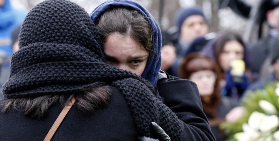 Жанна Немцова во время похорон отца / Фото: Reuters
