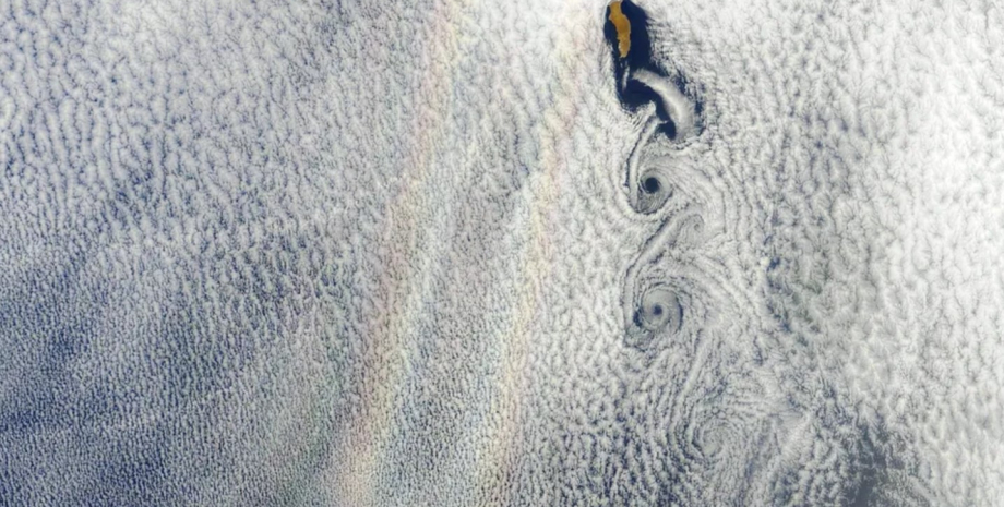 La foto è stata scattata da un satellite vicino alla catena non correlata di vor...