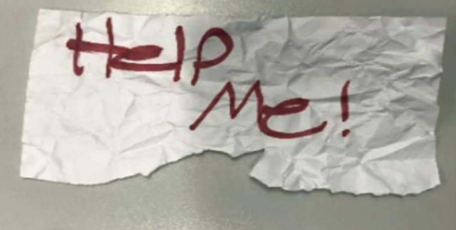 Записка с просьбой о помощи, полиция, похищение, похищенная девочка, написала записку, прохожие заметили записку, парковка