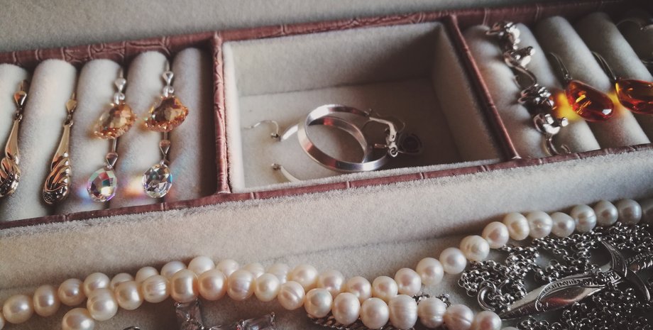 Набор винтажных украшений: серьги, кольца и жемчужное ожерелье в шкатулке