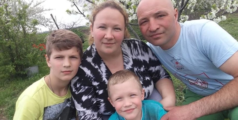 Кирилл (по центру) со старшим братом, мамой и папой / Facebook Татьяны Тлявовой