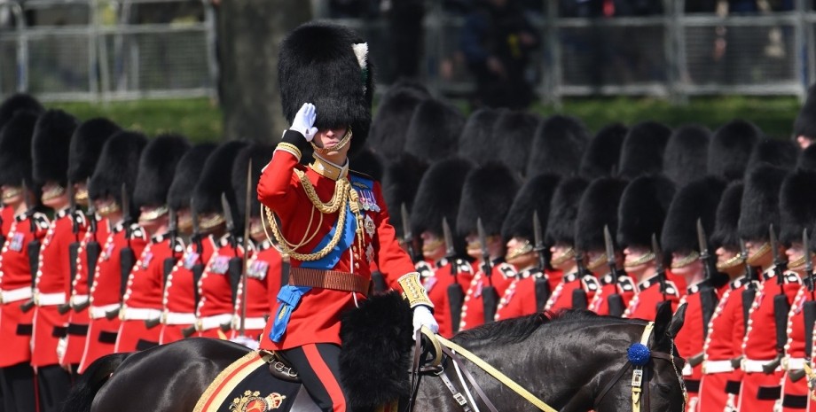 Trooping the Colour, принц уильям, солдат в обмороке, парад, день рождения короля чарльза
