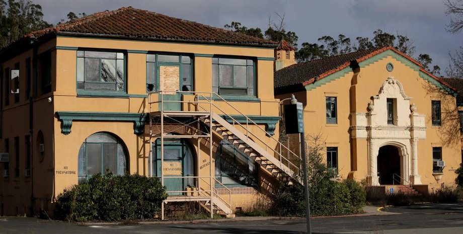 Покинутий будинок, покинута лікарня, тимчасове житло, моторошна знахідка, морг у лікарні, загадковий коридор, замкнені двері