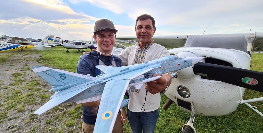 Игорь Табанюк, Дмитрий Комаров, пилот