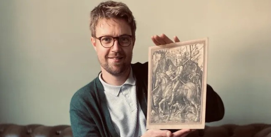 Марк Уорган с картиной Марк Уорган с картиной