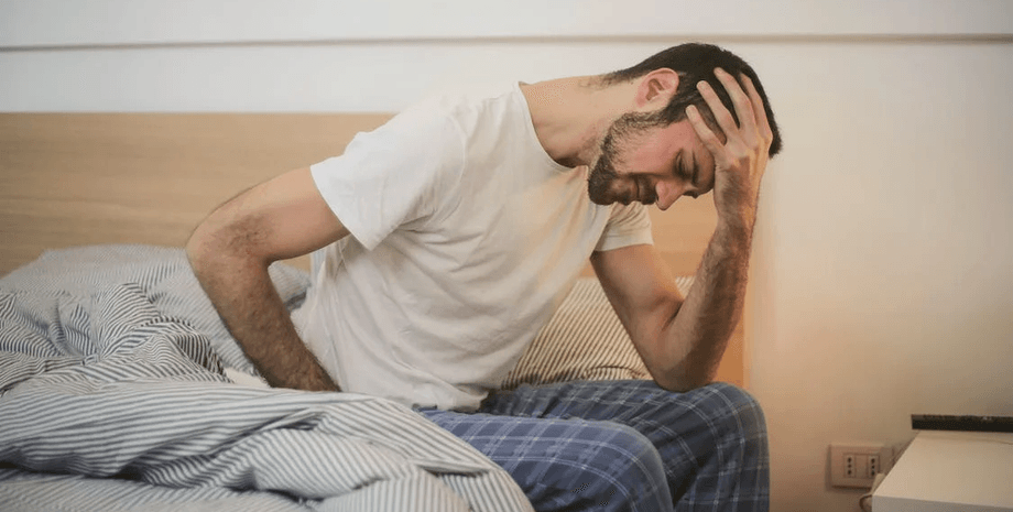 Мужчина на кровати, подушка, желтая подушка, постель, никогда не стирал подушку, спор о подушке, редко менял наволочку, пятна на подушке,