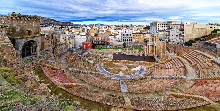 исследователь, исследования, раскопки, испания, римская империя, археология, археолог, археологические исследования, сад, фрагмент росписи, роспись, римский театр, картахена, древний город,