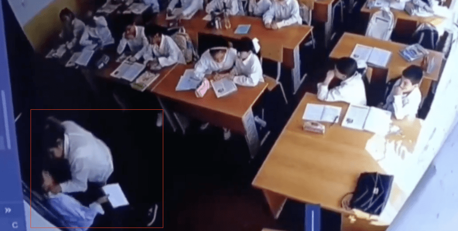 Die russische Lehrerin schlug am ersten Tag ihrer Arbeit die ganze Klasse des Ju...