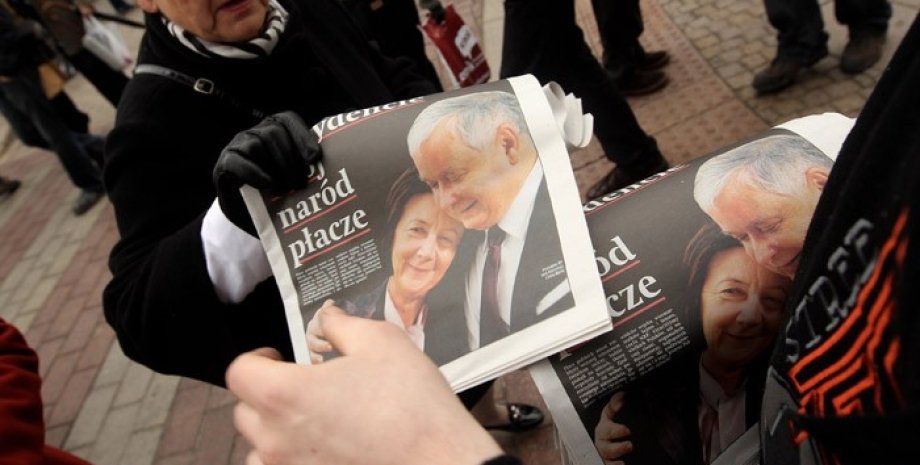 Польские газеты в день прощания с погибшим президентом /Фото: Getty Images