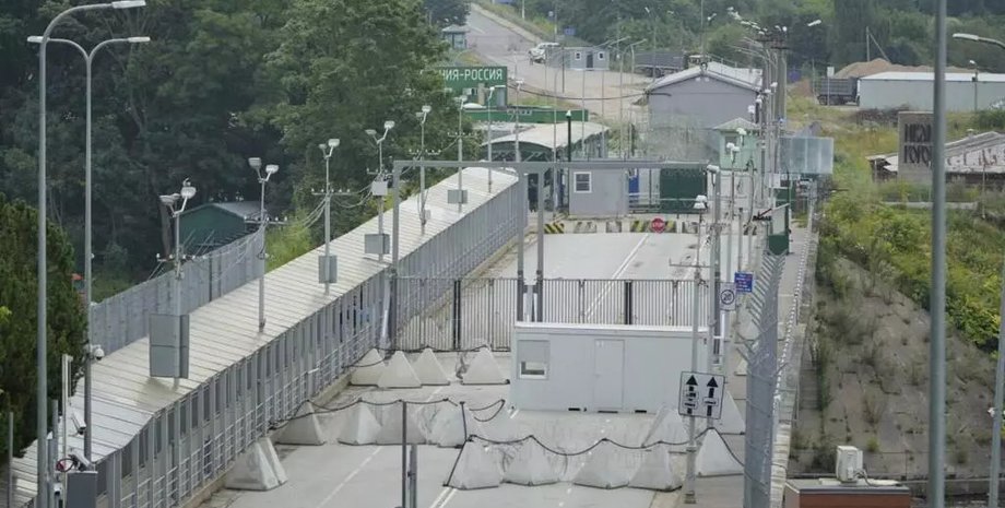 фото заблокованого переходу між Нарвою та Івангородом