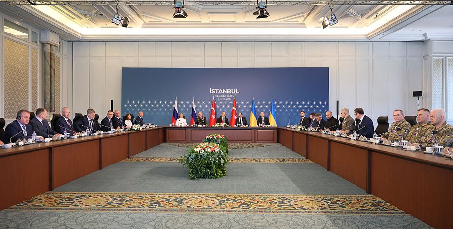 делегації України та РФ на перемовинах у Стамбулі