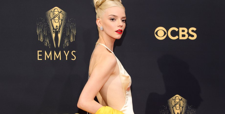 аня тейлор джой, Еммі, плаття зі шлейфом