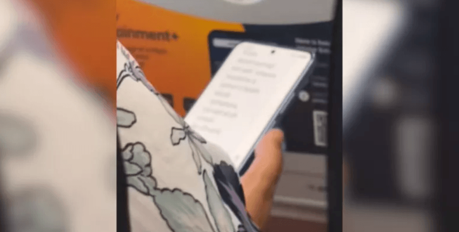 Женщина прочитала сообщение попутчицы в самолете, увиденное на экране вызвало у нее настоящее удивление