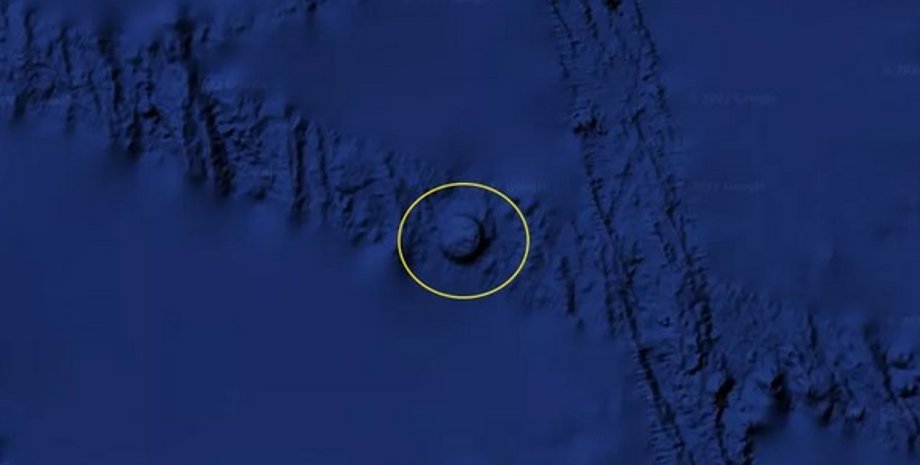 Дно Тихого океану, дивний об'єкт