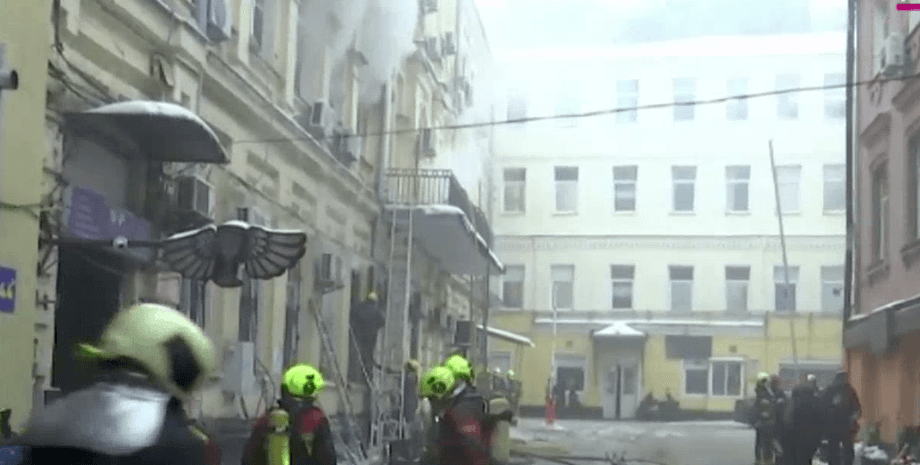 На Крещатике в старом офисном помещении вспыхнул пожар