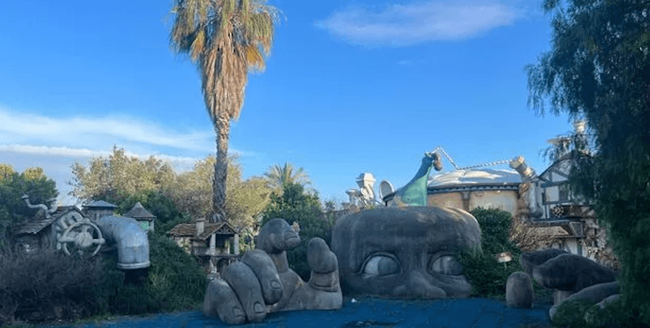 Заброшенный парк аттракционов, безлюдный парк аттракционов, пустой парк аттракционов, парк аттракционов без посетителей