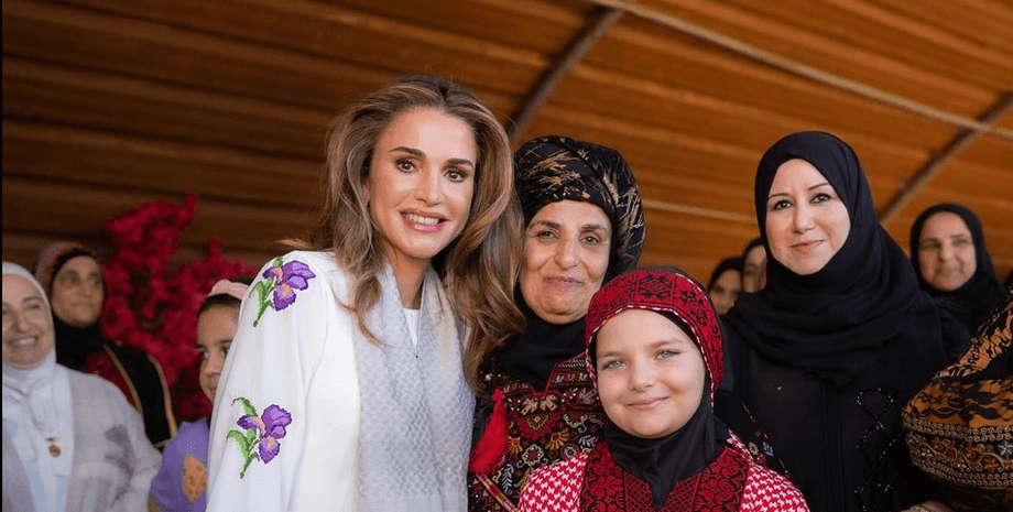 Королева Рания, королева Иордании, вышитое платье, образы королевы Иордании, королева рания стиль