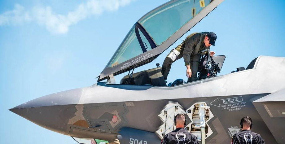 самолет на земле с открытым кокпитом