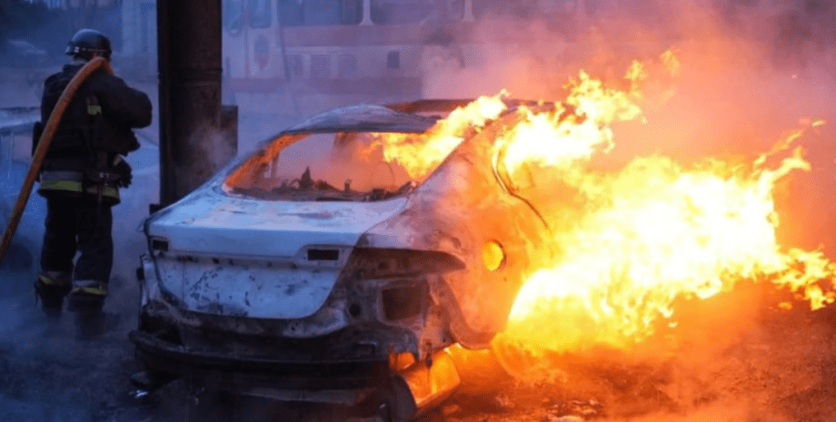 In der Stadt gab es mehrere Explosionen, eine der Ankünfte in einem Industriegeb...