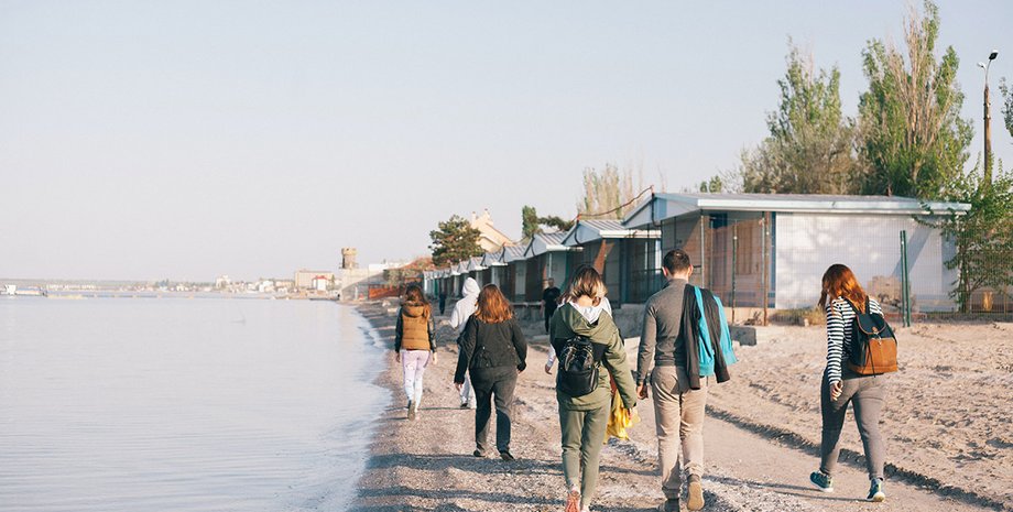Пляж, люди на пляже, прогулка на пляже, женщина нашла на пляже, загадочное существо, выбросило на пляж, угорь, рыба,